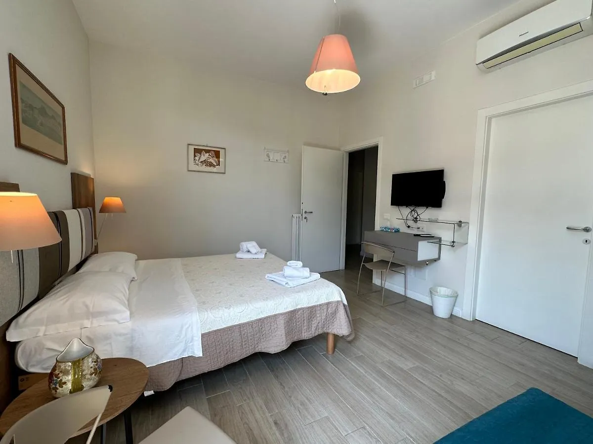 Domus Luca - Central Rooms In The Heart Of Naples Bed & Breakfast