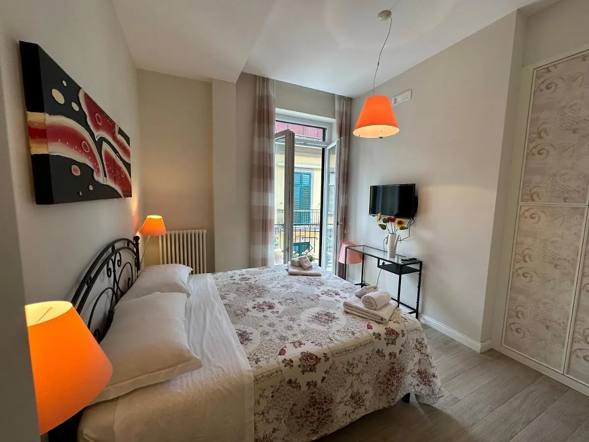 Domus Luca - Central Rooms In The Heart Of Naples Bed & Breakfast