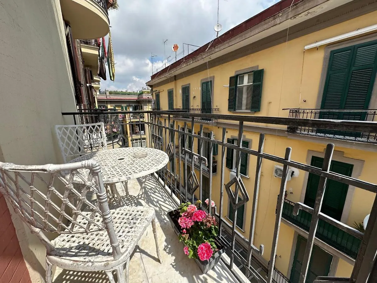 Domus Luca - Central Rooms In The Heart Of Naples Bed & Breakfast