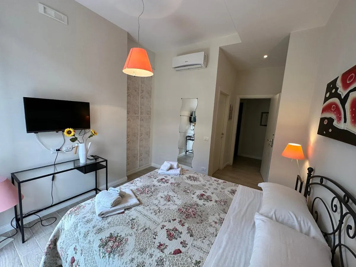 Domus Luca - Central Rooms In The Heart Of Naples Bed & Breakfast