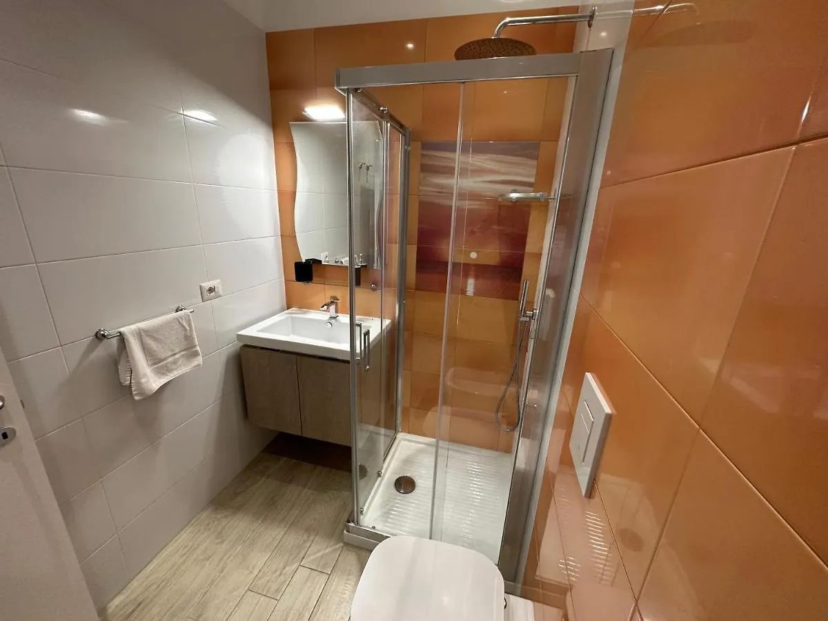 Domus Luca - Central Rooms In The Heart Of Naples