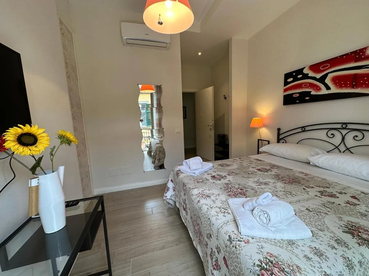 Bed & Breakfast Domus Luca - Central Rooms In The Heart Of Naples Italy