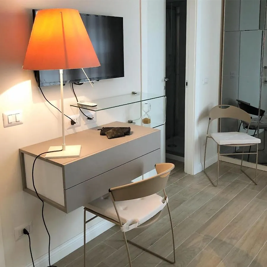 Domus Luca - Central Rooms In The Heart Of Naples 0*,