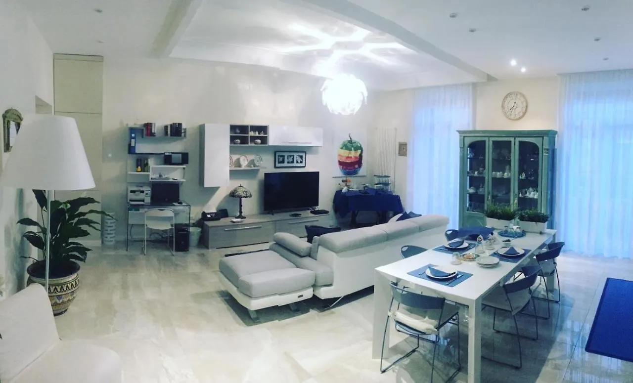 Domus Luca - Central Rooms In The Heart Of Naples Bed & Breakfast
